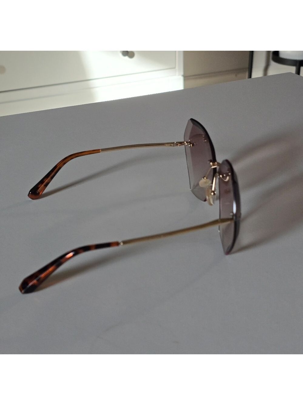 Elegant Gold Sunglasses with Brown Lenses - Picture 4 of 5